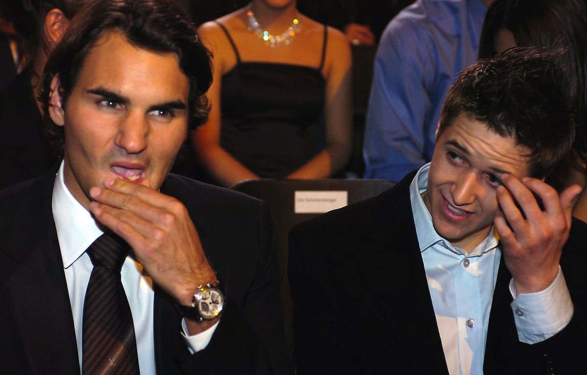 Tennisspieler Roger Federer und Motorradfahrer Thomas 'Tom' Luethi, von links, fiebern vor den Sports Awards 2005 Auszeichnungen am Samstag, 17. Dezember 2005 in Bern der Entscheidung entgeg ...