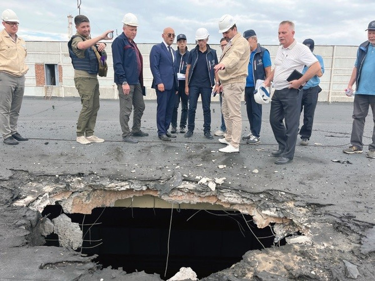 Bombenschaden im Dach eines Gebäudes, in dem feste radioaktive Abfälle und frische Kernbrennstoffe untergebracht sind.
https://commons.wikimedia.org/w/index.php?curid=130618659