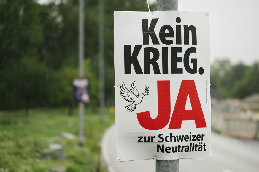 Ein Abstimmungsplakat vom Komitee "Wahrung der Schweizer Neutralitaet" mit dem Slogan "Kein Krieg. Ja zur Schweizer Neutralitaet" wirbt fuer ein Ja zur "Wahrung der schweizeri ...