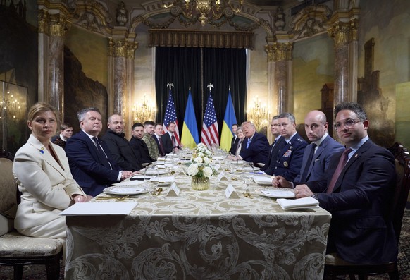 epa12616358 A handout picture made available by the Presidential Press Service shows US President Donald Trump (5-R) and Ukrainian President Volodymyr Zelensky (5-L), together with their delegation me ...