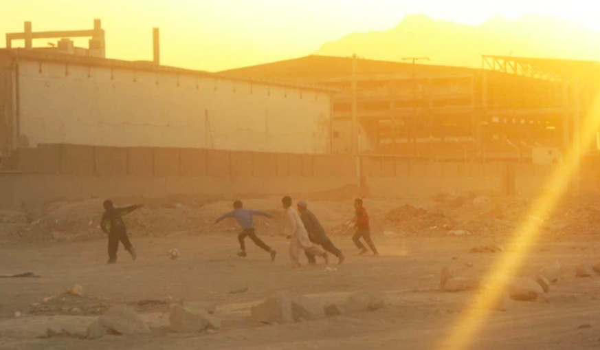 Ein Funken Leichtigkeit für Jungs in Afghanistan: gemeinsames Fußballspielen.