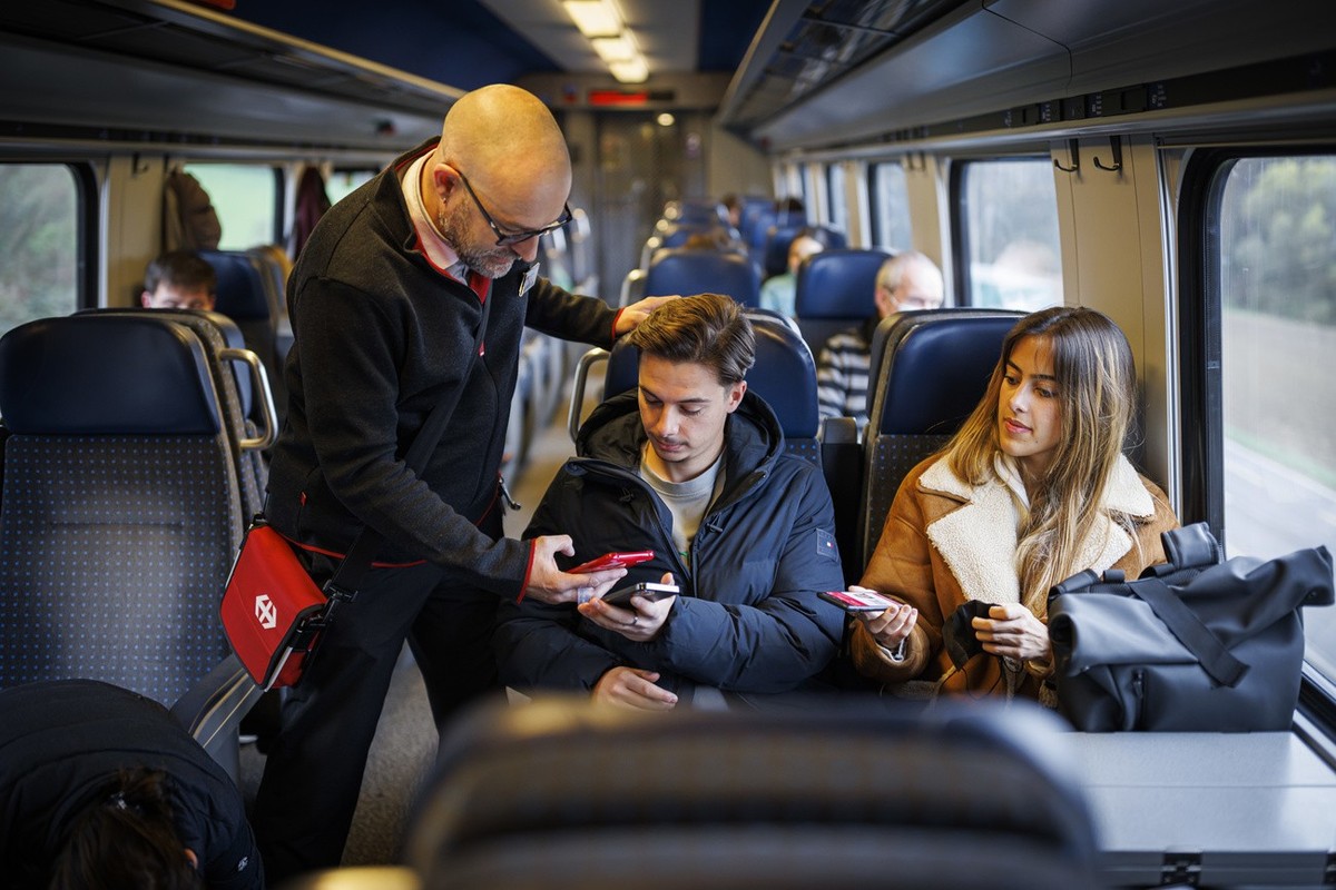 Le controleur CFF Nicolas Constantin verifie les titres de transport des voyageurs dans un train InterCity lors de la premiere journee de la levee des mesures COVID concernant le port du masque obliga ...