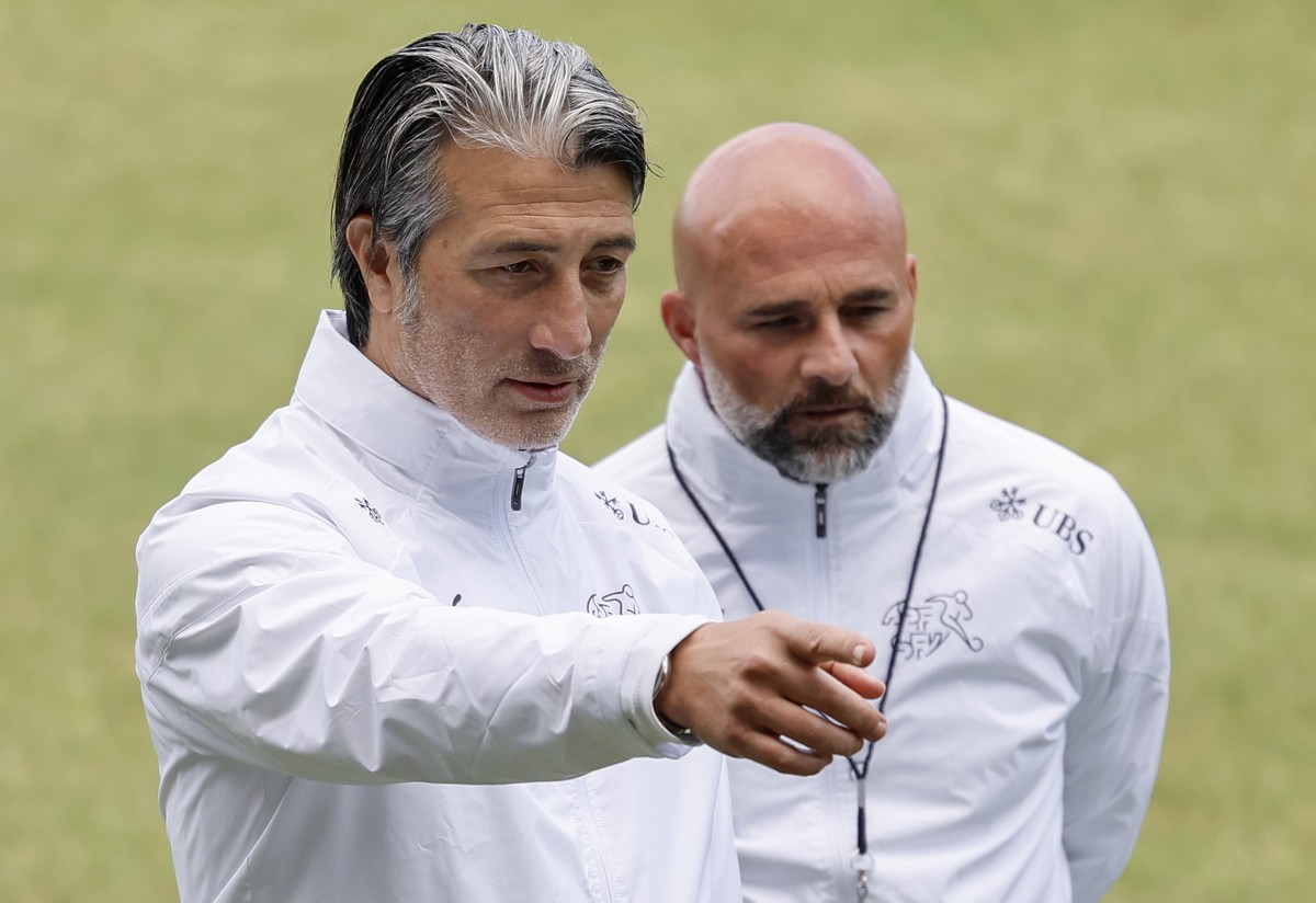 Switzerland's head coach Murat Yakin, left, and assistant coach Giorgio Contini discuss during a training session at the "Stadion auf der Waldau" in Stuttgart, Germany, Wednesday, June  ...
