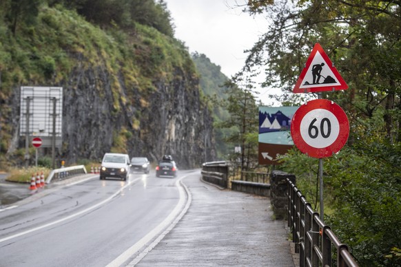 Nach dem Unfall wurde die Geschwindigkeitsobergrenze von 80 auf 60 km/h gesenkt, in der Naehe der Unfallstelle an der Axenstrasse, bei der ein Auto zwischen dem Moositunnel und Wolfsprung von der Fahr ...