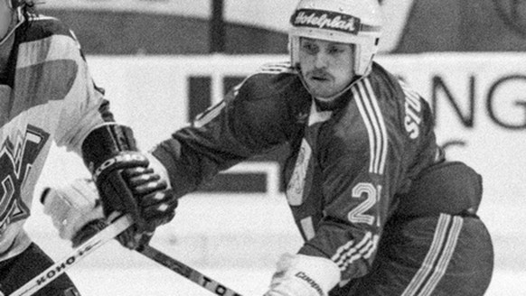 Dan Poulin, Mitte, vom EHC Biel, kann sich gegen die Zuercher Christian Weber, links, und Reto Sturzenegger, rechts, nicht durchsetzen, undatierte Aufnahme eines Meisterschaftsspiels der Nationalliga  ...