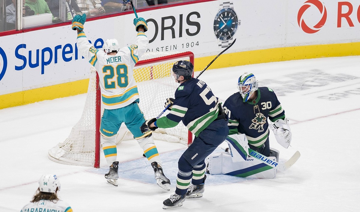 NHL, Eishockey Herren, USA San Jose Sharks at Vancouver Canucks Dec 27, 2022 Vancouver, British Columbia, CAN Vancouver Canucks defenseman Tyler Myers 57 looks on as San Jose Sharks forward Timo Meier ...