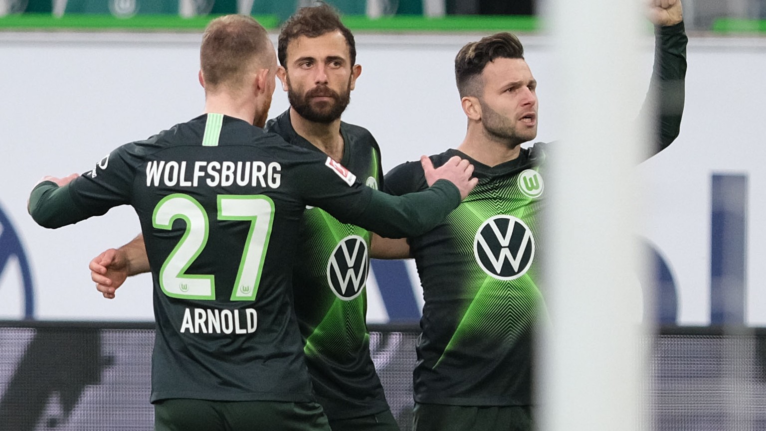 08.02.2020, Niedersachsen, Wolfsburg: Fußball: Bundesliga, 21. Spieltag: VfL Wolfsburg - Fortuna Düsseldorf in der Volkswagen-Arena. Wolfsburgs Renato Steffen (r) bejubelt sein Tor zum 1:1 gegen Fortu ...