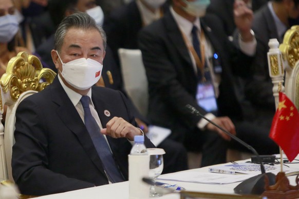 epa10106726 Chinese Foreign Minister Wang Yi (L) attends attends the East Asia Summit Foreign Ministers&#039; Meeting at a hotel in Phnom Penh, Cambodia, 05 August 2022. Cambodia is hosting the 55th A ...