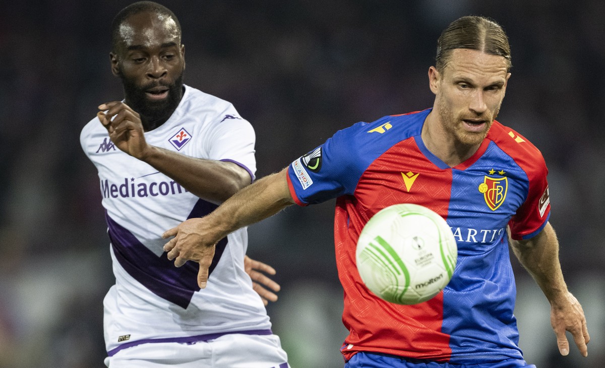 epa10637648 Fiorentina's Jonatha Ikone, left, against Basel's Michael Lang, right, during the UEFA Conference League semifinal second leg match between Switzerland's FC Basel 1893 and I ...