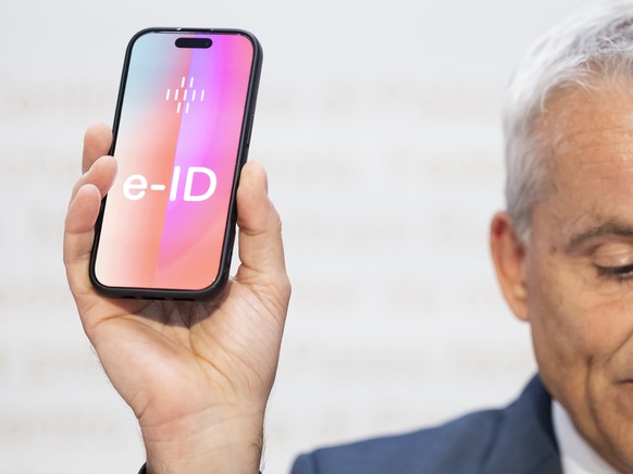 KEYPIX - Bundesrat Beat Jans spricht und haelt ein Handy mit der Aufschrift e-ID in der Hand, an einer Medienkonferenz im Hinblick auf die Volksabstimmung vom 28. September 2025 ueber das Bundesgesetz ...