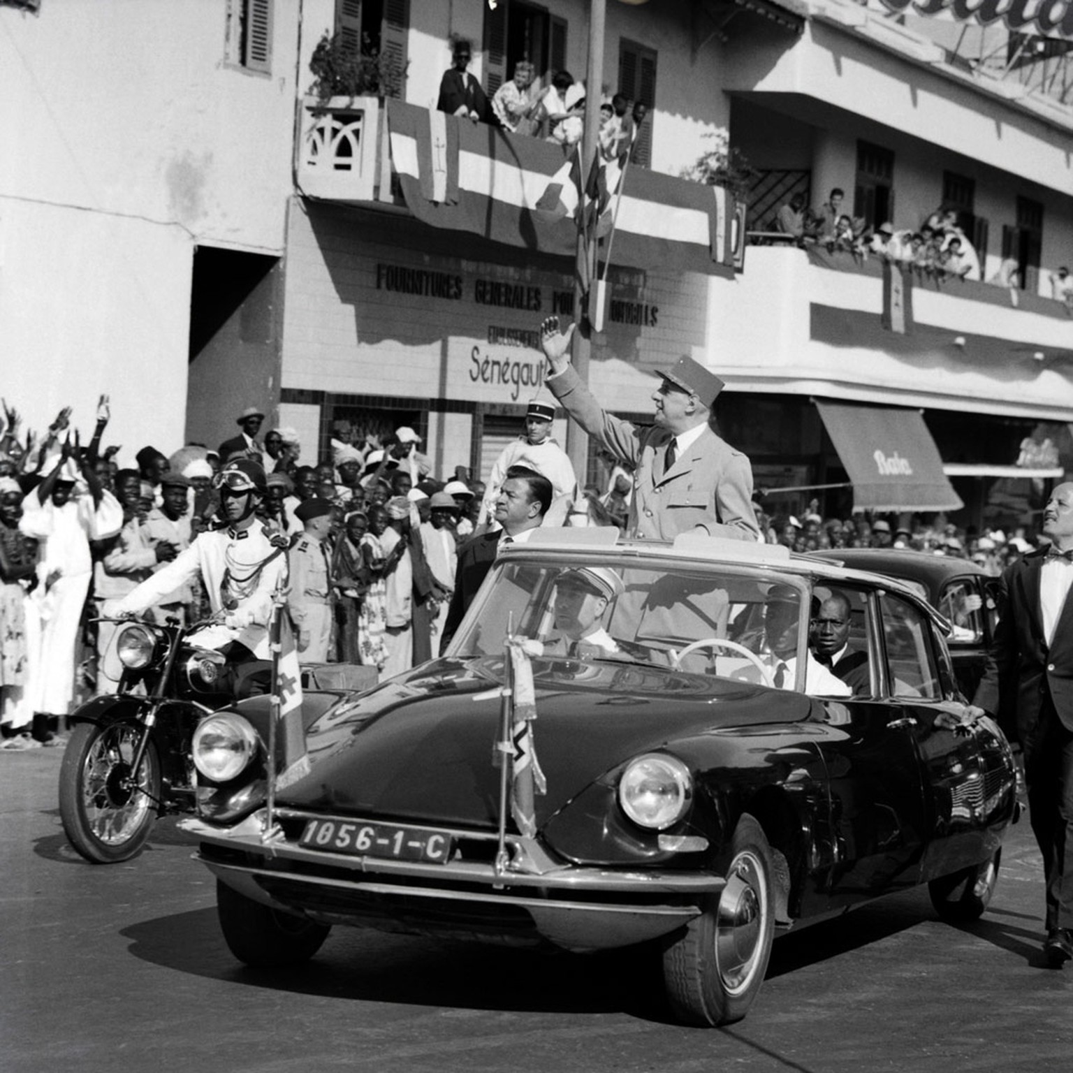 Général Charles de Gaulle visits Isles-sur-Suippe (Marne) in 1963 ANd in Senegal frankreich auto motor 1960er history retro https://en.wikipedia.org/wiki/Citro%C3%ABn_DS#/media/File:General_charles_de ...