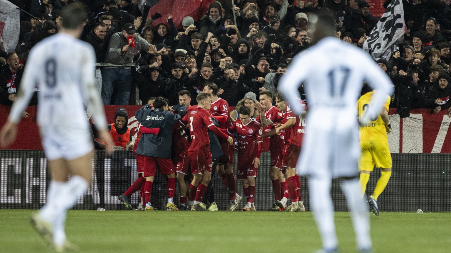 Die Winterthurer jubeln nach ihrem Sieg im Fussball Meisterschaftsspiel der Super League zwischen dem FC Winterthur und dem FC Zuerich im Stadion Schuetzenwiese, am Mittwoch, 13. Dezember 2023 in Wint ...