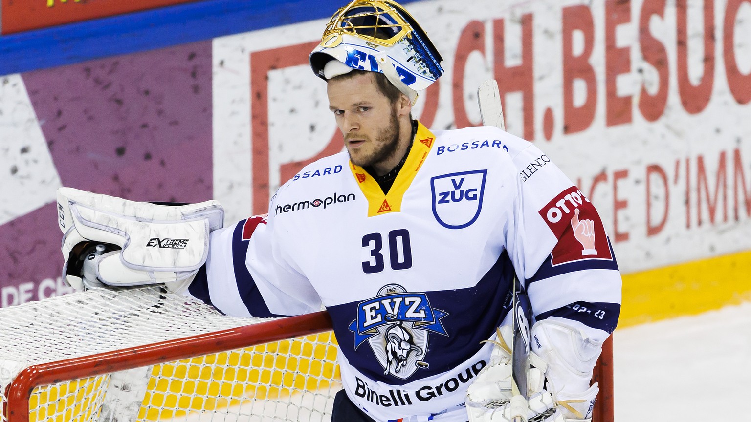 Zug&#039;s goaltender Leonardo Genoni gestures, during the third leg of the National League Swiss Championship semifinal playoff game between Geneve-Servette HC and EV Zug, at the ice stadium Les Vern ...