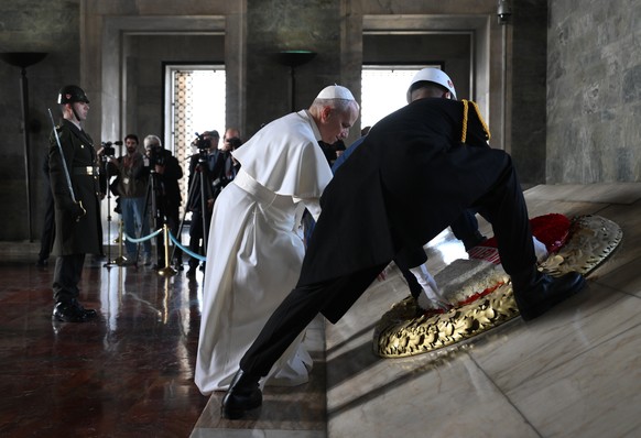 epaselect epa12552175 Pope Leo XIV (C-L) attends a wreath laying ceremony at Ataturk&#039;s Mausoleum in Ankara, Turkey, 27 November 2025. Pope Leo XIV is visiting Turkey and Lebanon between 27 Novemb ...