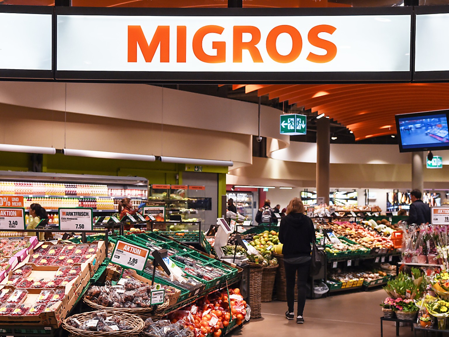 Die Migros will noch bis Ende Jahr Plastik-Einweggeschirr aus ihren regalen verbannen. Den Kunden werden im Gegenzug umweltfreundlichere Produkte angeboten.(Archivbild)