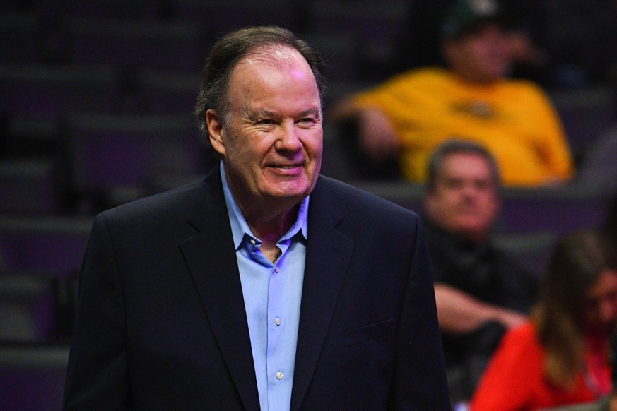 LOS ANGELES, CA - DECEMBER 29: Actor Dennis Haskins from Saved by the Bell looks on before a NBA Basketball Herren USA game between the San Antonio Spurs and the Los Angeles Clippers on December 29, 2 ...
