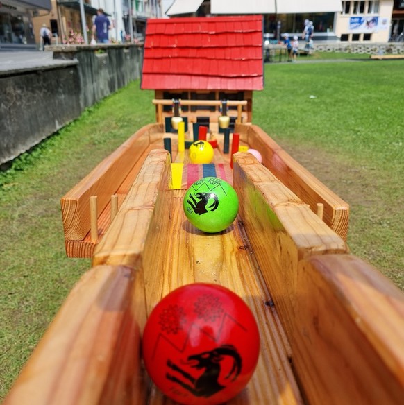Kugelbahn Wengen Rauszeit Schweiz Wandern mit Kindern Themenwege
