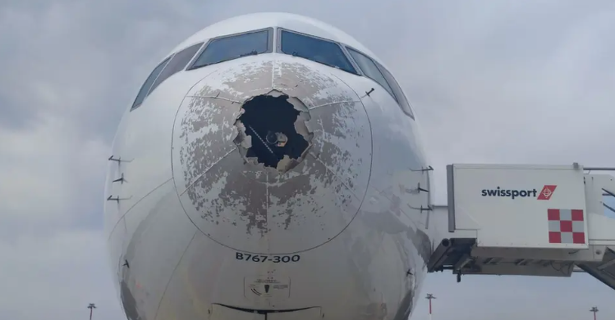Ende Juli geriet der Delta-Flug 185 von Mailand nach New York in ein gefährliches Sommergewitter, bei dem Hagelkörner die Nase des Flugzeugs völlig zerstörte.