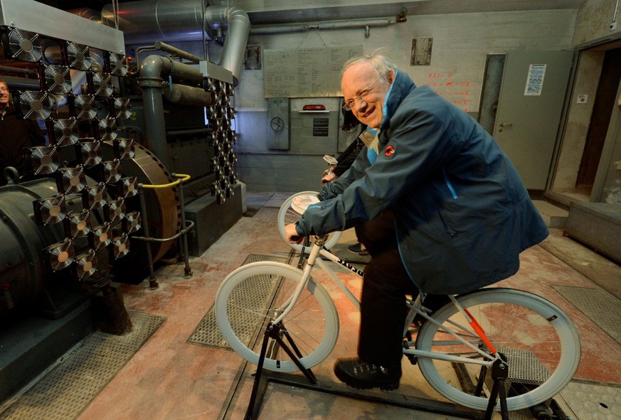 Bundesrat Johann Schneider-Ammann produziert auf einem Velo Strom, bei seinem Besuch des Sasso San Gottardo Museums auf dem Gotthard Hospiz, am Samstag 15.Juni 2013.(KEYSTONE/Karl Mathis)