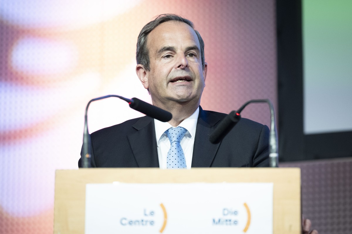 Gerhard Pfister, Praesident Die Mitte Schweiz und Nationalrat (ZG), spricht waehrend der Delegiertenversammlung der Mitte-Partei am Samstag, 25. Mai 2024, in Arbedo, Tessin. (KEYSTONE/Ti-Press/ Maria  ...