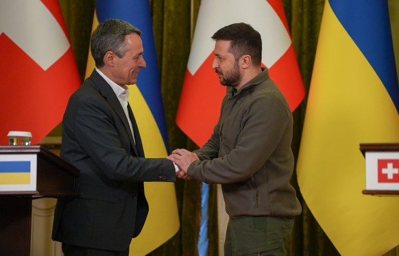 HANDOUT - Bundespraesident Ignazio Cassis, links, beim Handshake mit dem ukrainischen Praesidenten Wolodymyr Selenskyj, am Donnerstag, 20. Oktober 2022 in Kiew, Ukraine. Cassis ist am Donnerstag ueber ...