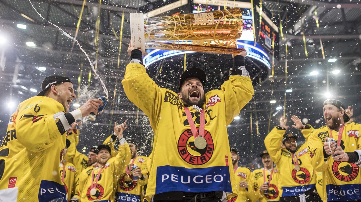 Der Berner Captain Martin Pluess, Mitte, stemmt den Meisterpokal und feiert mit seiner Mannschaft als Eishockey Schweizermeister nach demsechsten Eishockey Playoff-Finalspiel der National League A zwi ...