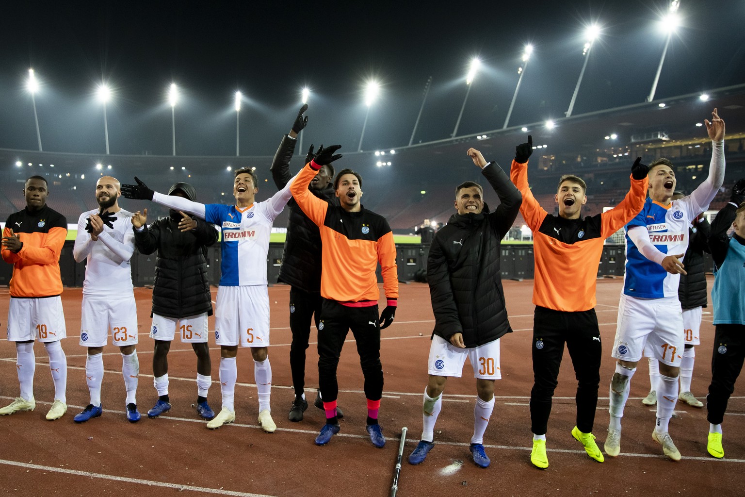 GC Spieler bejubeln den Sieg nach der Superleague Fussballpartie zwischen dem Grasshopper Club Zuerich und dem FC St. Gallen am Sonntag, 25. November 2018 im Letzigrund Stadion in Zuerich. (KEYSTONE/C ...