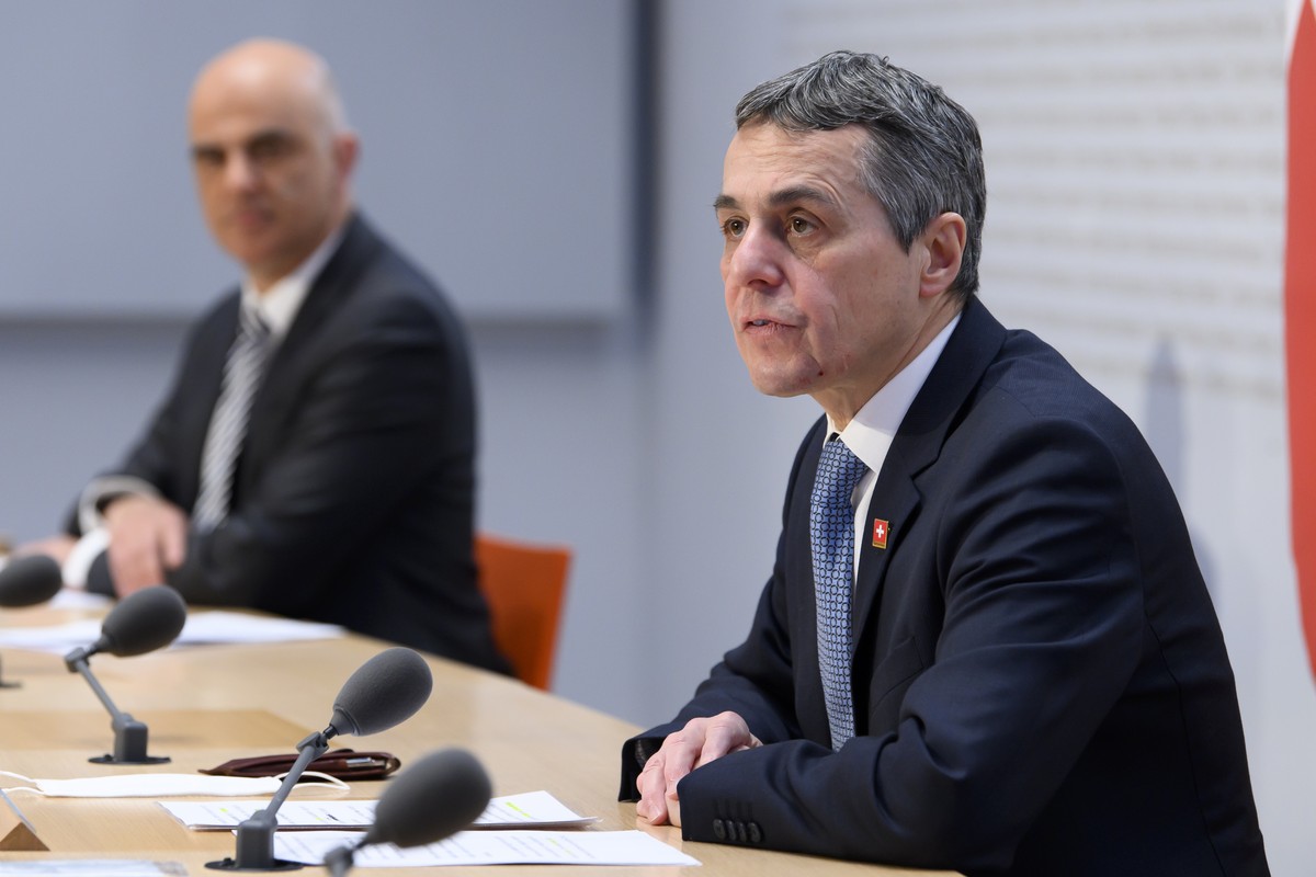 Bundespraesident Ignazio Cassis, rechts, spricht an der Seite von Bundesrat Alain Berset, links, waehrend einer Medienkonferenz ueber die neusten Entscheide des Bundesrates zur Coronavirus-Pandemie, a ...