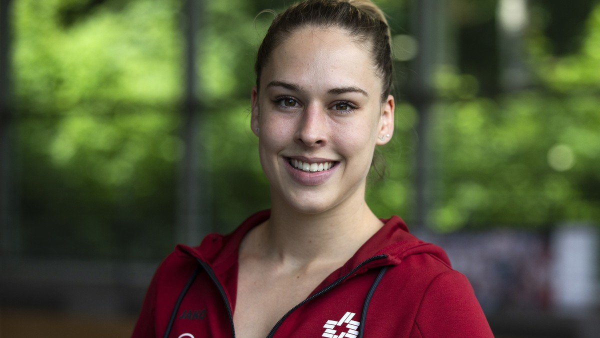 Die Kunstturnerin Giulia Steingruber posiert nach einem Training, am Donnerstag, 24. Juni 2021 in Magglingen. (KEYSTONE/Peter Klaunzer)