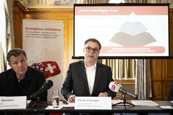 Philip Erzinger, Geschaeftsfuehrer Allianz Kompass / Europa, rechts, spricht neben Alfred Gantner, Unternehmer, Mitglied des Initiativkomitees, links, waehrend einer Medienkonferenz des Komitees der K ...