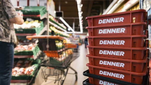 ARCHIVBILD ZU CS-STUDIE ZUM SCHWEIZER DETAILHANDEL -- Shopping baskets with the Denner logo pictured in a branch of retailer Denner in Rueschlikon, canton of Zurich, Switzerland, on May 10, 2016. (KEY ...