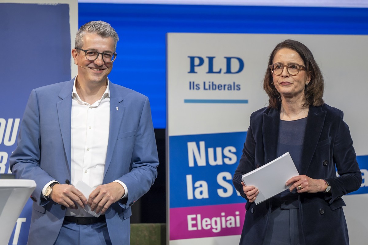 La copresidence du PLR la conseillere nationale Susanne Vincenz-Stauffacher, droite, et le conseiller aux Etats Benjamin Muehlemann, gauche, s'expriment, lors de l'assemblee des delegues du  ...
