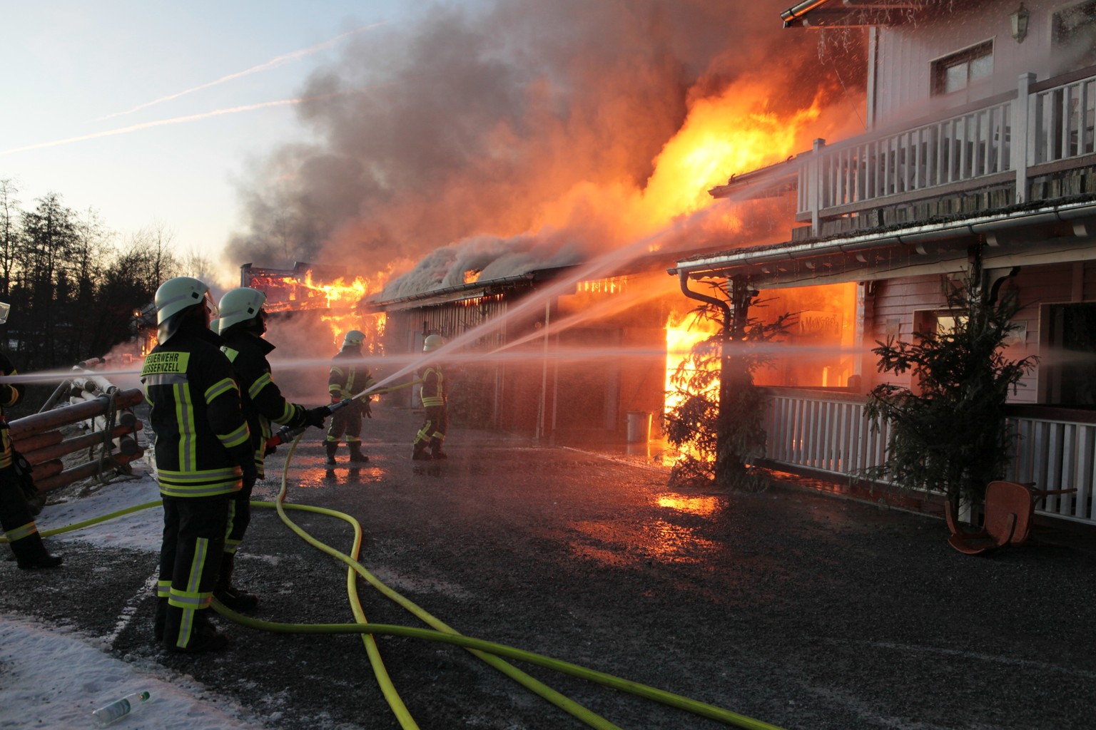 21.01.2024, Bayern, Eging am See: Feuerwehrleute l