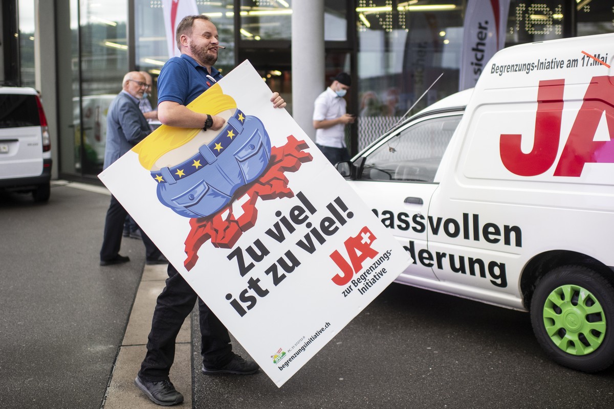 Ein Mann traegt ein Plakat der Begrenzungsinitiative mit der Aufschrift "Zu viel ist zu viel!" an der Delegiertenversammlung der SVP Schweiz am Samstag, 22. August 2020 in Brugg Windisch. (K ...