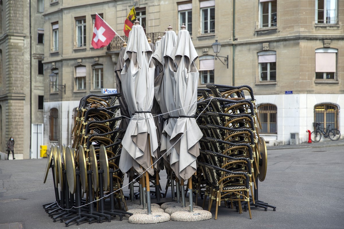 Un restaurateur de la place du Bourg-de-Four a sorti sa terrasse dans l'attente de la decision du Conseil federal, ce mardi 13 avril 2021 a Geneve. Le Conseil federal communiquera ce mercredi 14  ...