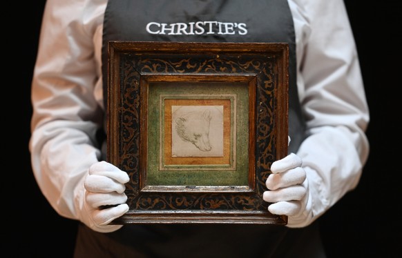 epaselect epa09244429 A Christie&#039;s auction house staff holds Leonardo Da Vinci&#039;s &#039;Head of a Bear&#039; drawing at Christie&#039;s in London, Britain, 03 June 2021. The drawing is estima ...
