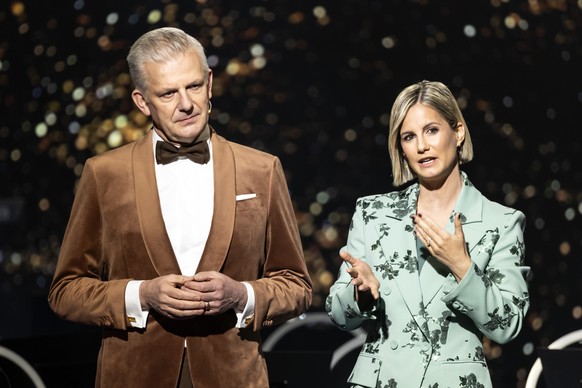 Rainer Maria Salzgeber und Fabienne Gyr, von links, moderieren die Verleihung der Sports Awards 2025 am Sonntag, 29. Maerz 2026 in den Studios des SRF in Zuerich. Die Show wurde aufgrund der Feuer-Kat ...