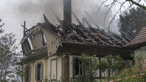 Rauchschwaden ueber einem abgebrannten Dachstock in Zofingen, aufgenommen am Donnerstag, 31. August 2017. In Zofingen ist es am Donnerstagmorgen zu einem Grossbrand gekommen. An der Bottensteinerstras ...