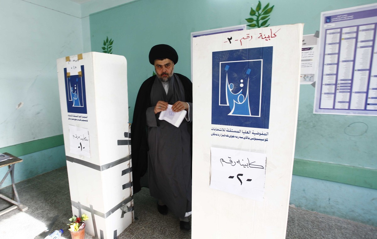 Der schiitische Kandidat Moqtada al-Sadr&nbsp;gibt seine Stimme ab.