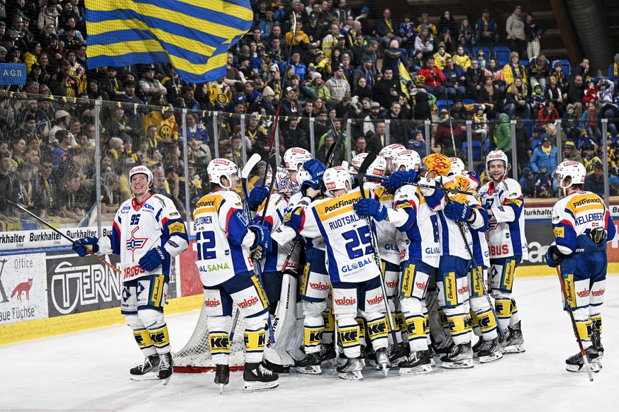 Jubel bei den Klotenern nach dem 1:4 gewonnenem Spiel und Einzug in die pre-Playoffs, im Eishockey-Qualifikationsspiel der National League zwischen dem HC Davos und dem EHC Kloten, am Samstag, 4. Maer ...