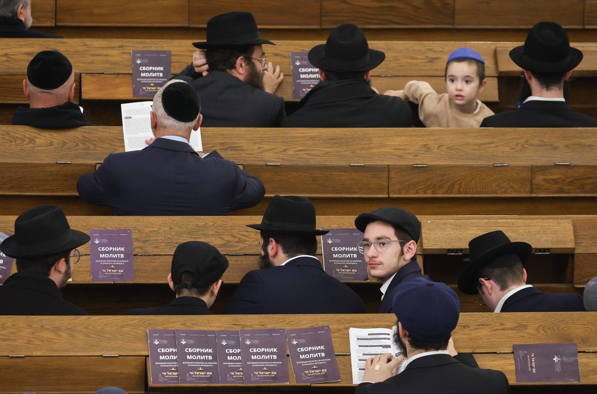 Russia: Prayer for Israel at St Petersburg s Grand Choral Synagogue RUSSIA, ST PETERSBURG - OCTOBER 10, 2023: Believers take part in a mass prayer for Israel at the Grand Choral Synagogue. Peter Koval ...