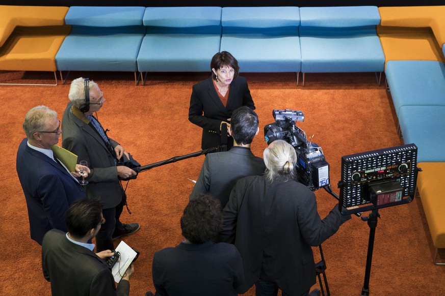 Bundespraesidentin Doris Leuthard spricht waehrend einem Interview bei einer Medienkonferenz ueber den Tarif der Radio- und Fernsehabgabe ab 2019, am Mittwoch, 18. Oktober 2017 in Bern. (KEYSTONE/Pete ...