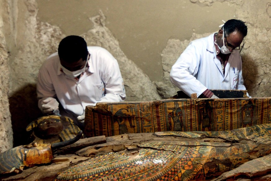 epa05913225 Egyptian archaeologists document the content of a recently discovered tomb at the Draa Abul Nagaa necropolis in Luxor&#039;s West Bank, 650km south of Cairo, Egypt, 18 April 2017. Accordin ...