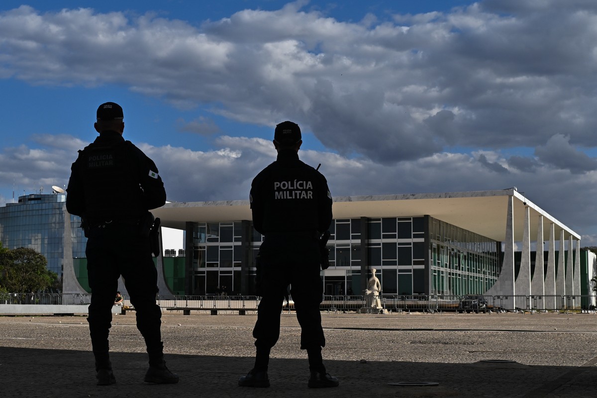 epa12344413 Military police officers stand guard outside the Supreme Federal Court in Brasilia, Brazil, 01 September 2025. The Brasilia Federal District Police launched a special operation to reinforc ...