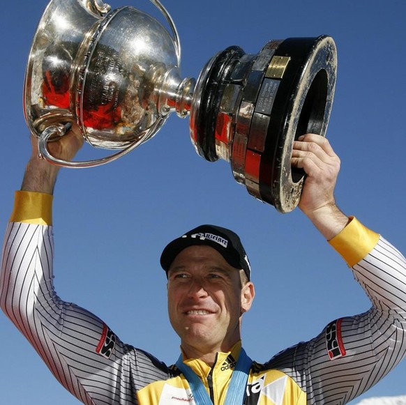 Gold medal winner pilot Ivo Rueegg from Switzerland One celebrates on the podium with the cup after winning the four-men Bob World Championship in St. Moritz, Switzerland, Sunday, 04 February 2007. (K ...