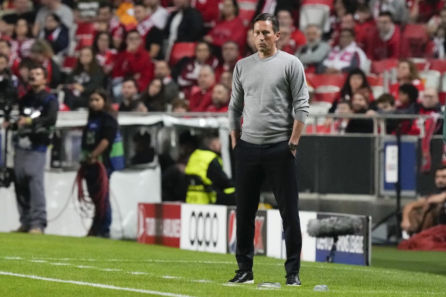 Benfica&#039;s coach Roger Schmidt watches play during the Champions League group H soccer match between SL Benfica and Juventus at the Luz stadium in Lisbon, Tuesday, Oct. 25, 2022. (AP Photo/Armando ...