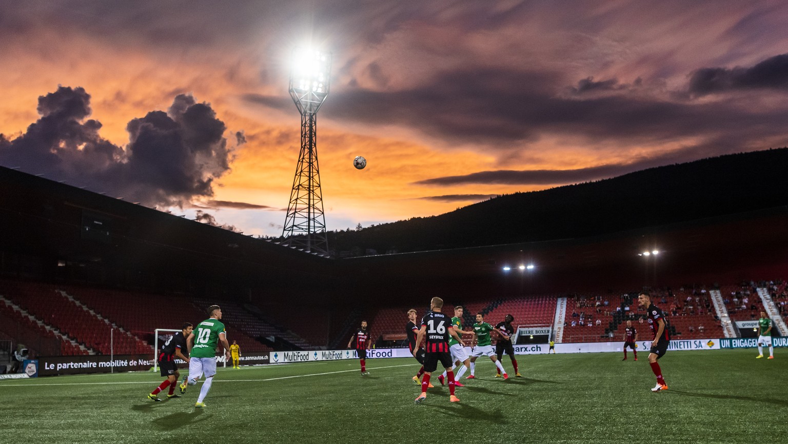 Les deux equipes en action lors de la rencontre de football du Championnat Suisse de Super League entre Neuchatel Xamax FCS et FC St. Gallen le mercredi 1 juillet 2020 au stade de la Maladiere Neuchat ...