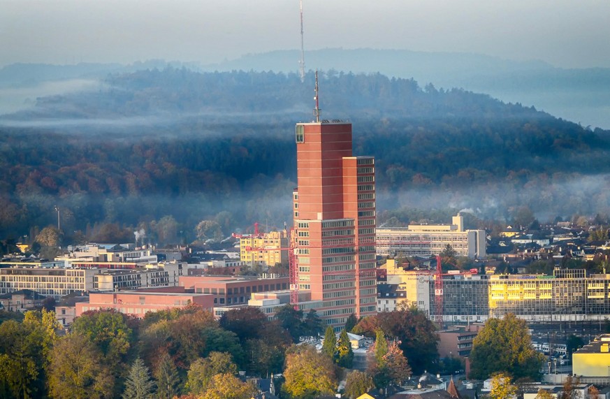 Der Rote Turm in Winterthur steht gleich beim Bahnhof. Früher gab's da oben im 23. Stock mal eine Bar.