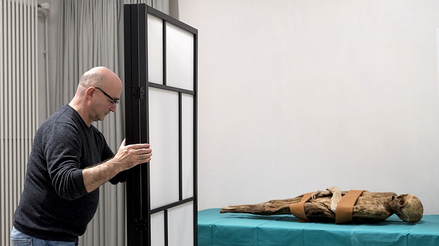 Gerhard Hotz, Kurator Anthropologie des Naturhistorischen Museums, entfernt einen Raumteiler bei der Medienkonferenz zur Identifizierung der Mumie von Anna Catharina Bischoff, im Naturhistorischen Mus ...