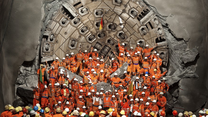 Rückblick: 2011 feiern Mineure den 2. Hauptdurchschlag im Gotthardbasistunnel in Sedrun GR.